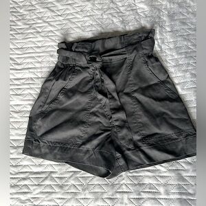 H&M / High-Waisted Shorts / Black / Loose Fit / Built-in Belt / US 0